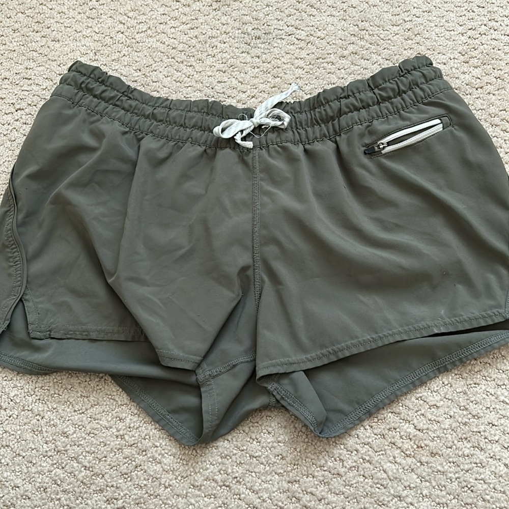 Vuori size large green shorts